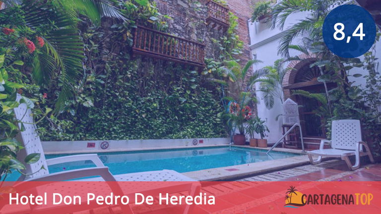Jardín interior y piscina del Hotel Don Pedro de Heredia en Cartagena